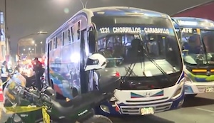 Cercado de Lima: Sicarios balean bus y dejan heridos al chofer y pasajera | VIDEO