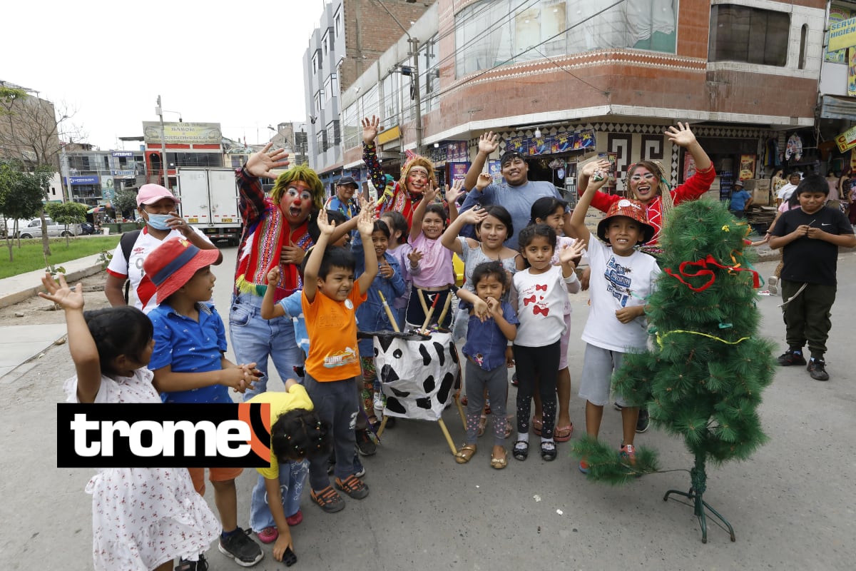 Payasitos hacen show con vaca loca y cortamonte. Foto: Piko Tamashiro