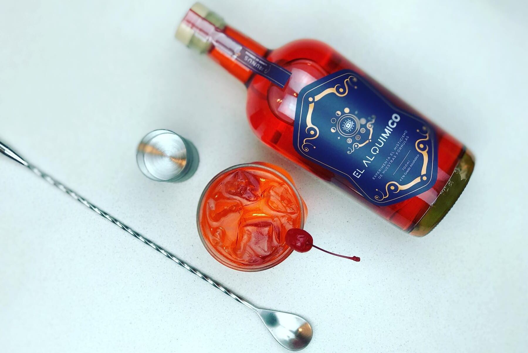 Te ofrecemos una lista de marcas y bares donde trabajan con sabores nuevos a base de pisco y combinaciones poco usuales para celebrar este fin de semana. (Foto: Difusión / Alquimio)