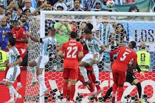 Alexis Mac Allister de fuerte cabezazo anota el primer gol de Argentina ante Suiza | VIDEO