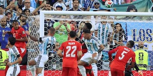 De potente cabezazo Mac Allister abre la cuenta para Argentina. (Photo by Thomas COEX / AFP)