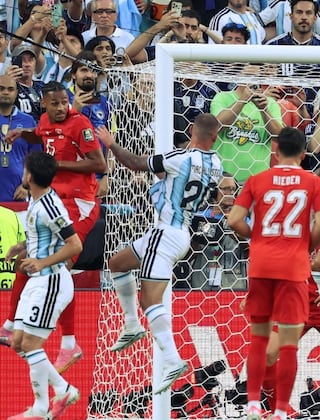 Alexis Mac Allister de fuerte cabezazo anota el primer gol de Argentina ante Suiza | VIDEO