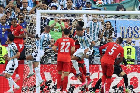 Alexis Mac Allister de fuerte cabezazo anota el primer gol de Argentina ante Suiza | VIDEO