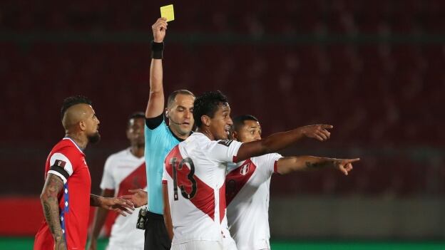 Esteban Ostojich estará al frente del Perú vs. Ecuador y la última vez que nos dirigió perdimos 2-0 contra Chile (Foto: AFP)