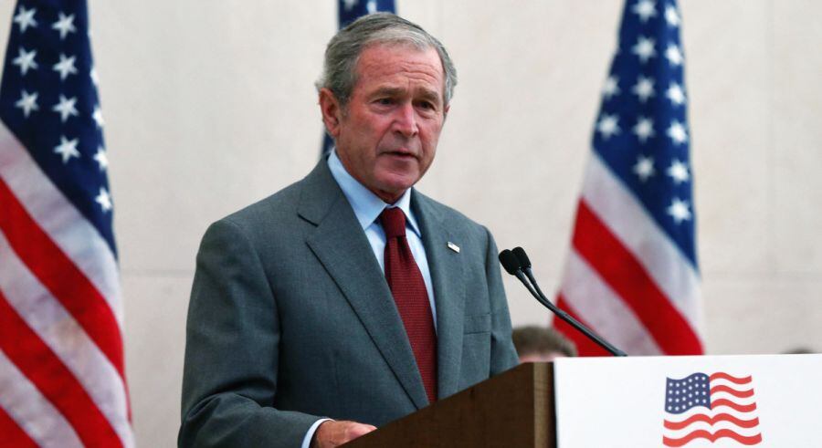 En esta foto de archivo tomada el 10 de julio de 2013, el ex presidente de los Estados Unidos, George W. Bush, habla durante una ceremonia en Dallas, Texas. (TOM PENNINGTON / GETTY IMAGES NORTH AMERICA / AFP).