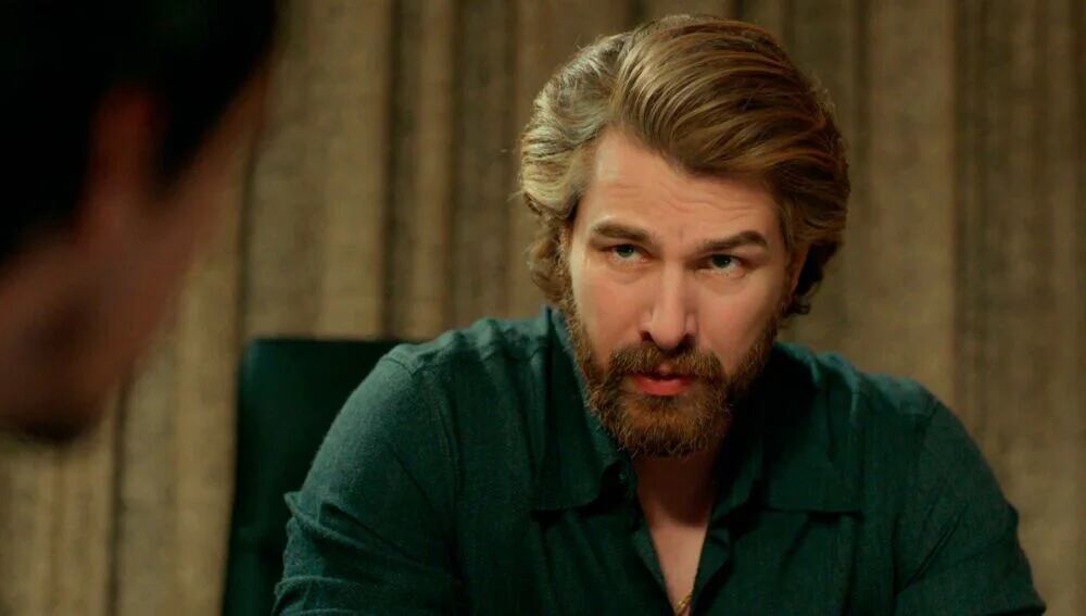 El actor y modelo Furkan Palalı en el papel de Fikret en "Tierra amarga" (Foto: Tims & B Productions)