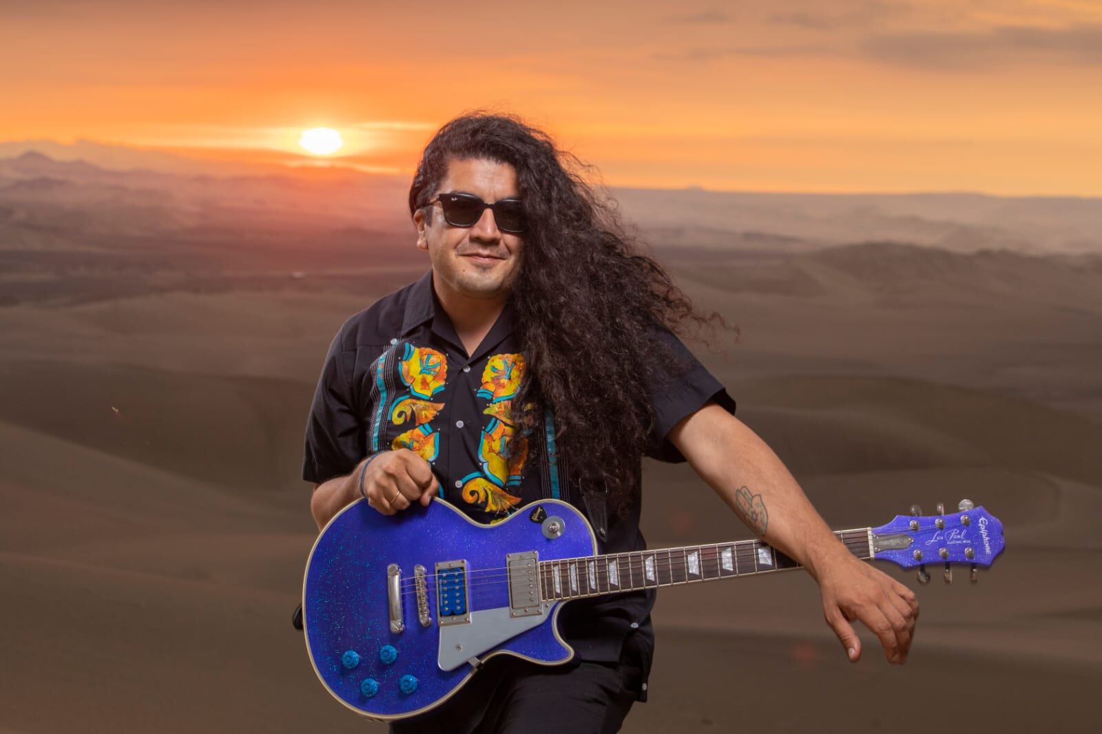 El cabello largo se ha vuelto parte de su look y hace 9 años que no se lo corta