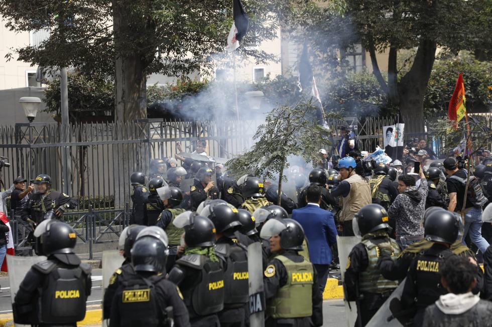 Manifestantes pugnan por llegar al Congreso durante mensaje a la Nación de Dina Boluarte. Foto: Cesar Campos/@photo.gec