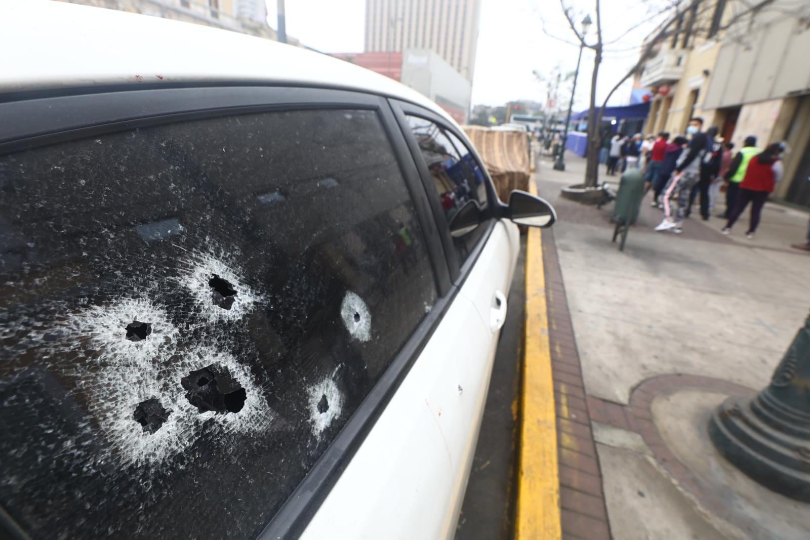 Una parte del vehículo terminó con seis orificios de bala. | Foto: Gonzalo Córdova