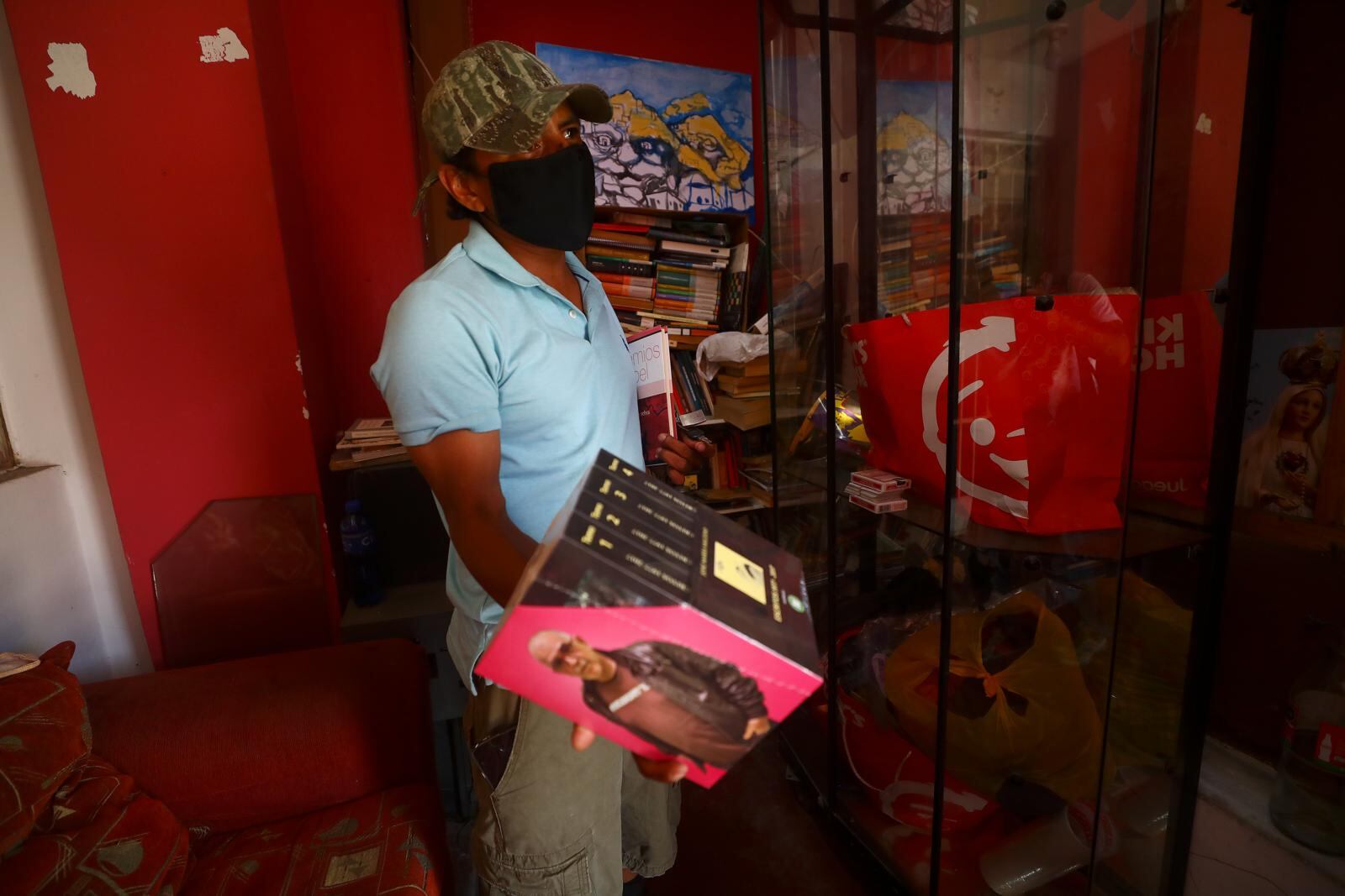 Muchos de los libros hurtados por delincuentes habían sido recolectados en donaciones o comprados por el periodista Elvis Herrada. | Foto: Gonzalo Córdova