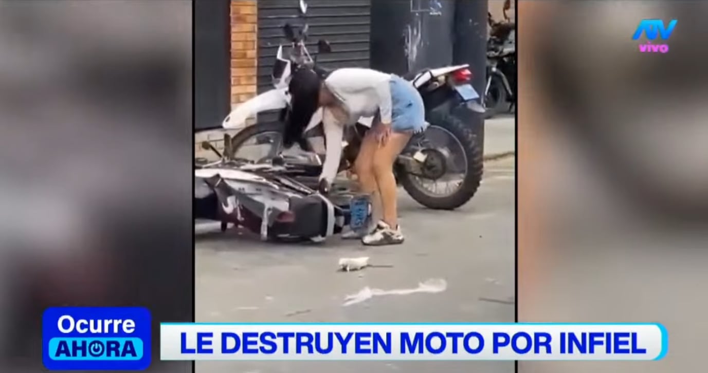 Mujer destruye moto de su pareja al encontrarla con otra en discoteca de Iquitos.