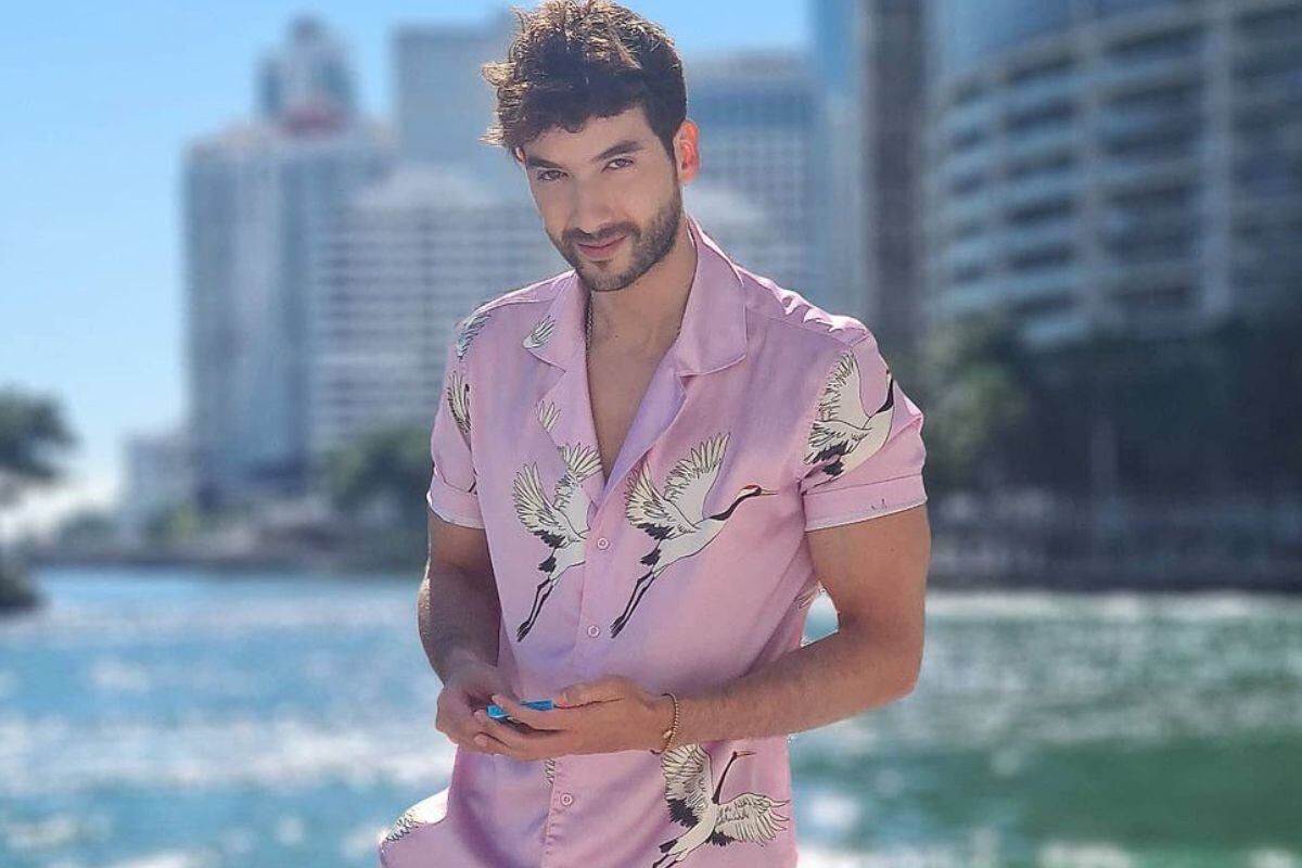 Carlso torres en una fotografía para sus redes sociales, donde comparte sobre su trabajo a los miles de seguidores. (Foto: Carlos Torres / Instagram)