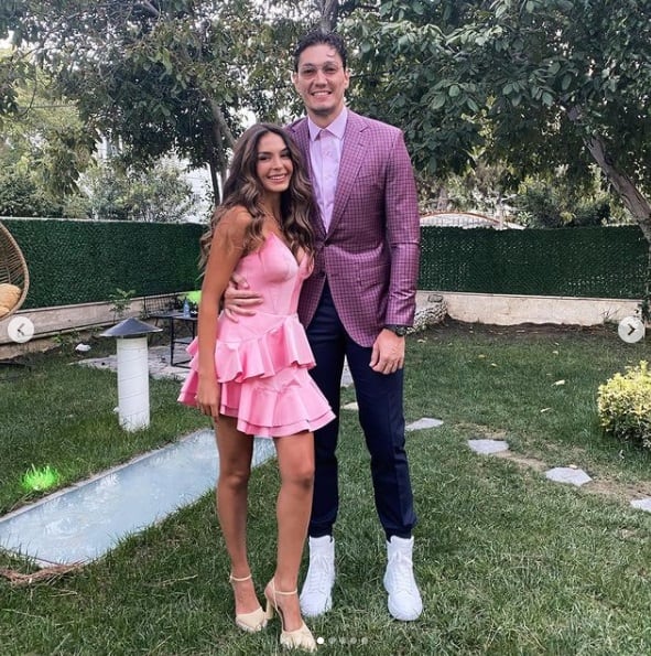 Ebru Şahin y el jugador de baloncesto Cedi Osma en un evento de gala
(Foto: Ebru Şahin/ Instagram)
