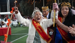 A los 90 años, doña Carmen es coronada Reina de la Primavera en San Juan de Lurigancho