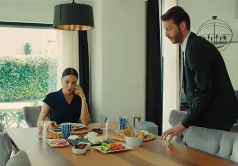 Caner pone muy nerviosa a Ender con sus preguntas (Foto: Med Yapim)