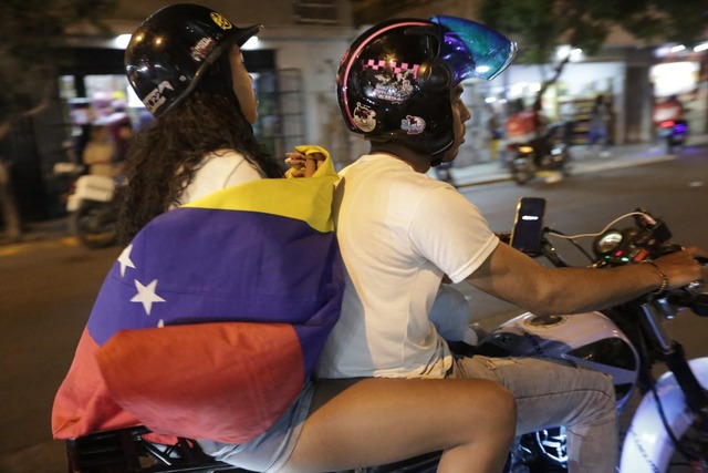 Caravana de motociclistas venezolanos recorren los alrededores del Estadio Nacional para alentar a la Vinotinto. Foto: Anthony Niño de Guzmán/ @photo.gec