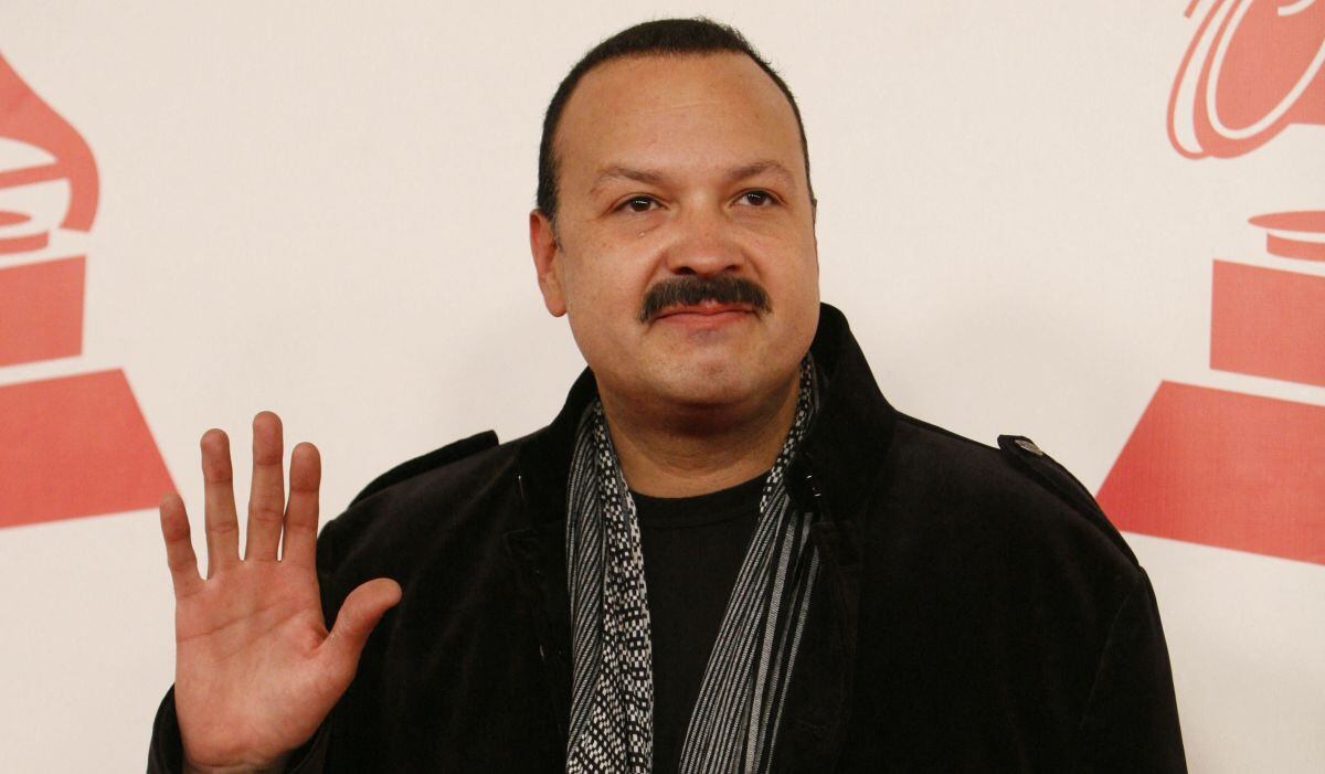 Pepe Aguilar llega al concierto y celebración de la Persona del Año 2011 de la Academia Latina de la Grabación en honor a la cantante colombiana Shakira en el Mandalay Bay Hotel and Casino Event Center en Las Vegas, Nevada, el 9 de noviembre de 2011 (Foto: Adrián Sánchez-Gonzalez / AFP)