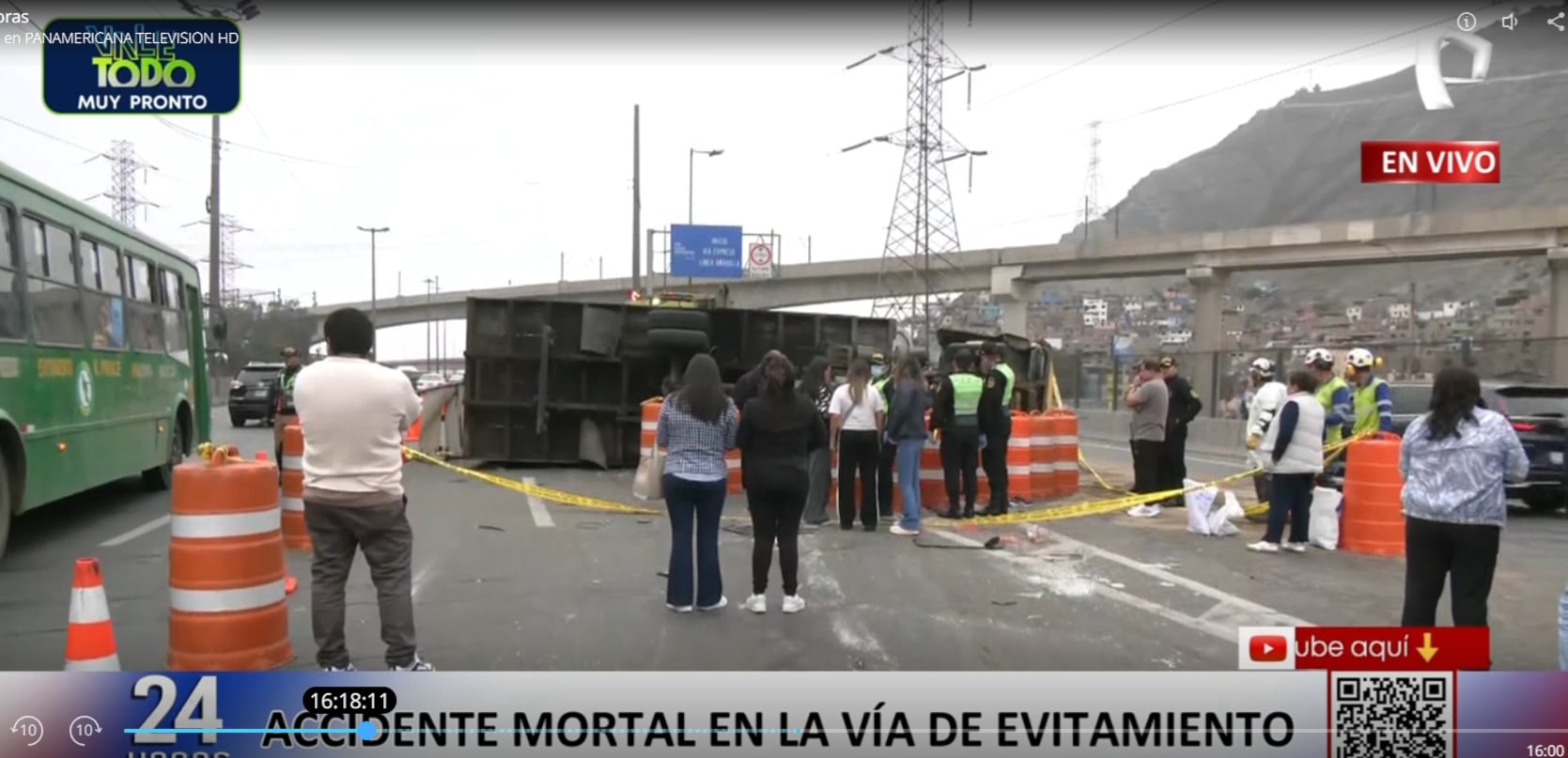 Un camión se despistó en la Vía de Evitamiento, en El Agustino. Su chofer murió al ser aplastado por el vehículo de carga pesada.
