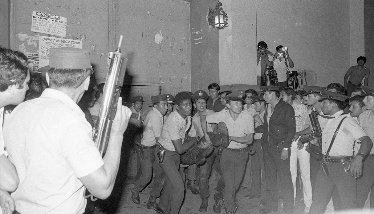 El drama acontecido en el penal El Sexto de Lima, el 27 de marzo de 1984, excedió los límites de la barbarie y tuvo en vilo al Perú durante 15 horas. (Archivo El Comercio)