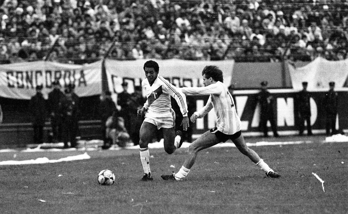 BUENOS AIRES, 30 DE JUNIO DE 1985
ELIMINATORIAS MUNDIAL MEXICO 86: PARTIDO ENTRE LAS SELECCIONES DE PERU Y ARGENTINA DISPUTADO EN BUENOS AIRES. LEO ROJAS (I) DEJA EN EL CAMINO A RICARDO GARECA (D).
FOTO: EDUARDO RAMIREZ / EL COMERCIO