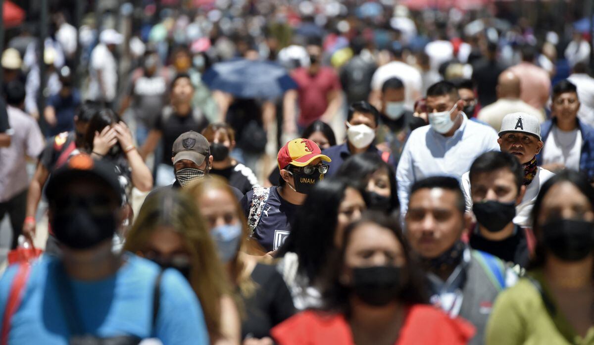 En algunos países de Latinoamérica, el uso de la mascarilla ha vuelto a ser obligatorio debido a olas de COVID-19. (Foto de ALFREDO ESTRELLA / AFP)