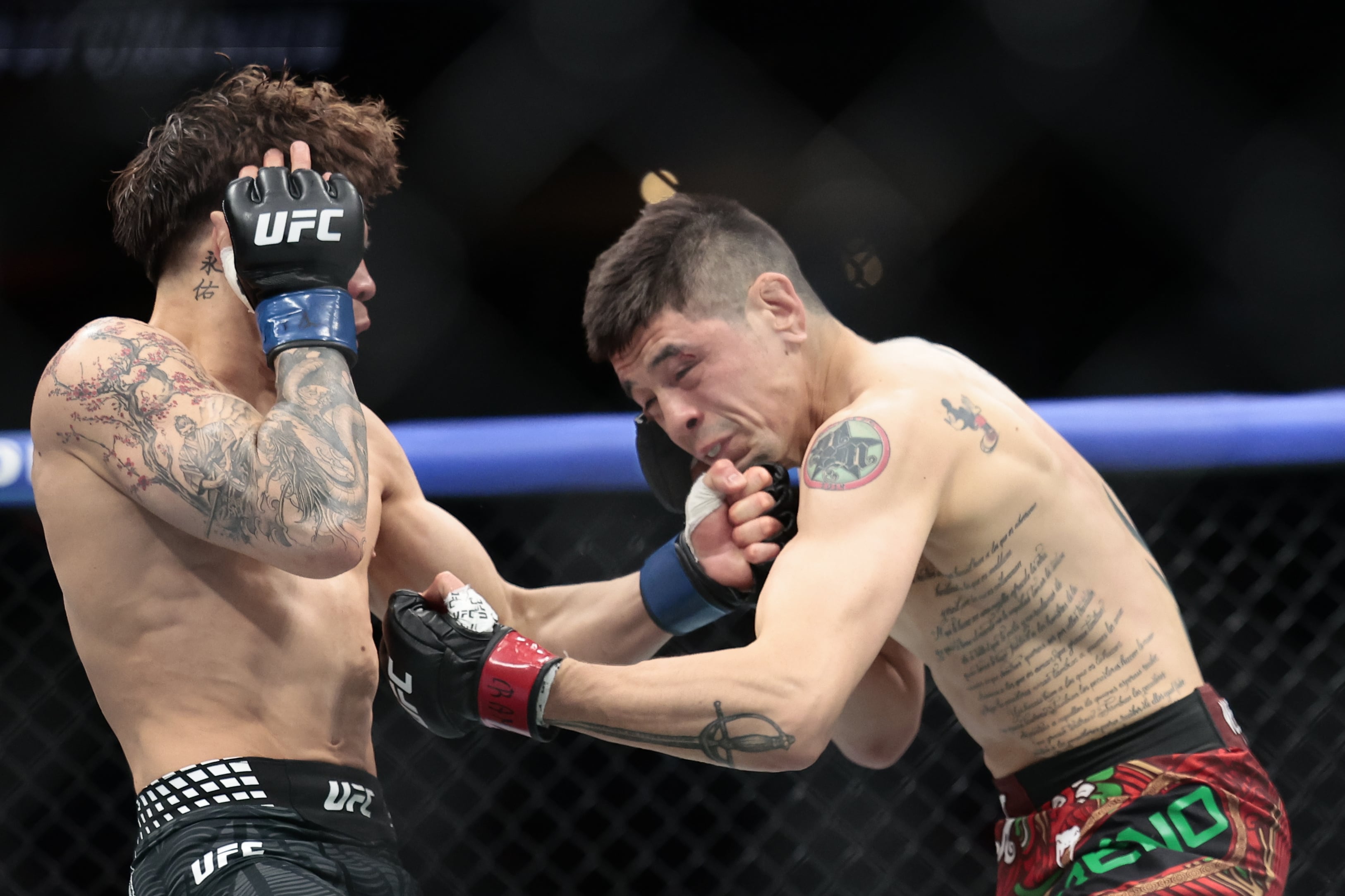 Brandon Moreno cayó ante Lone’er Kavanagh de Reino Unido este sábado, en la categoría de Peso Mosca de UFC, en la Arena Ciudad de México (México). EFE/José Méndez