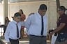 Emotiva graduación con acto de solidaridad de niño a amigo invidente