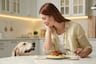 ¿Le das comida casera a tu perro? Descubre qué alimentos pueden hacerle daño