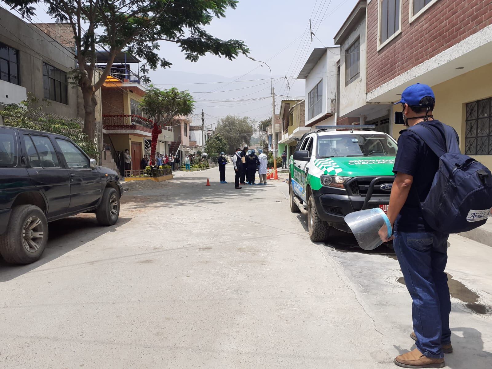 Cambista recibe llamada telefónica de un cliente, sale de su casa y es asesinado por dos delincuentes en moto lineal.