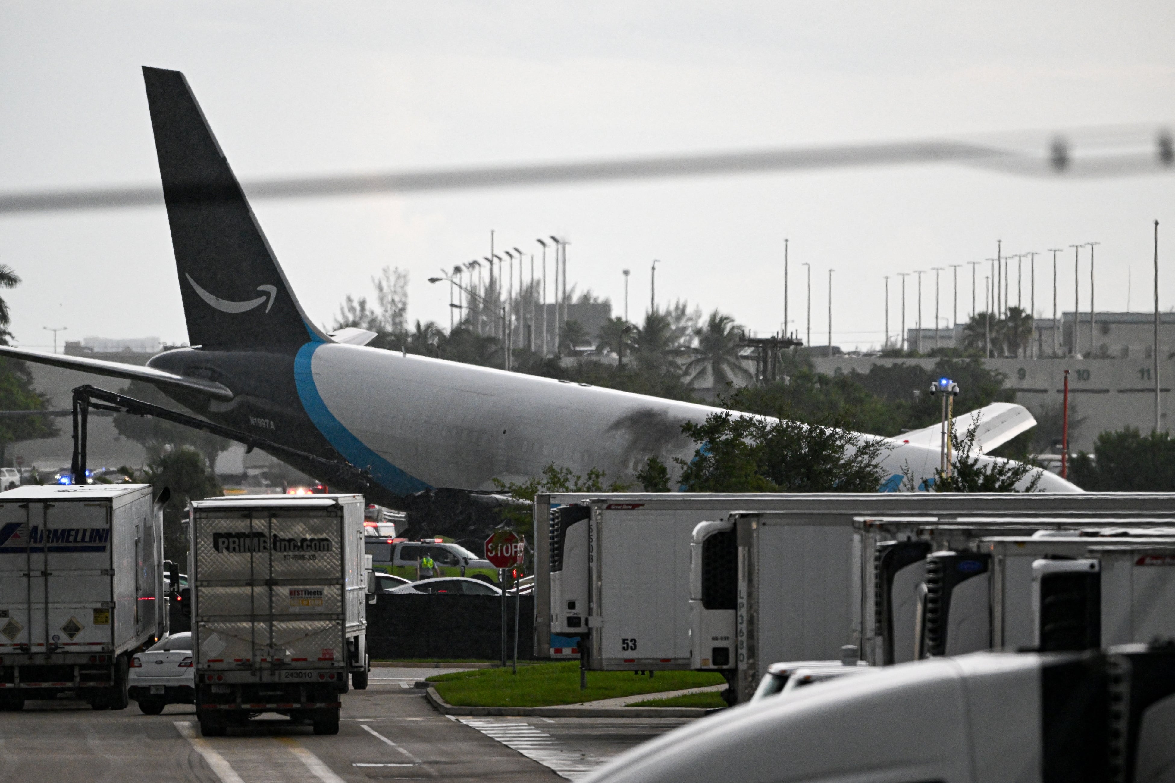 Un avión de carga de Amazon en el Aeropuerto Internacional de Miami. (Foto de CHANDAN KHANNA / AFP).