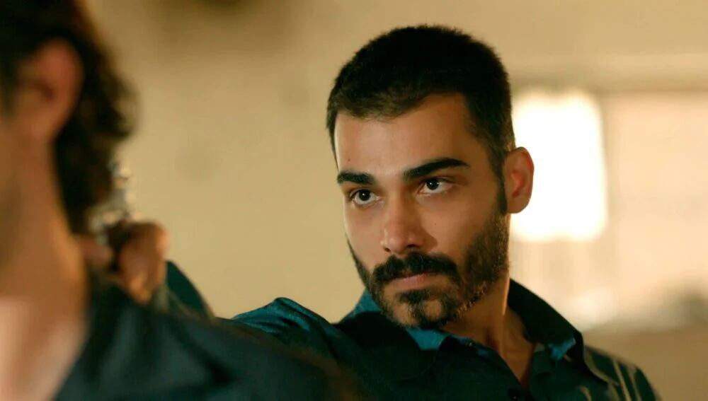Hamran le tiende una trampa a Hakan en "Tierra amarga" (Foto: Tims & B Productions)