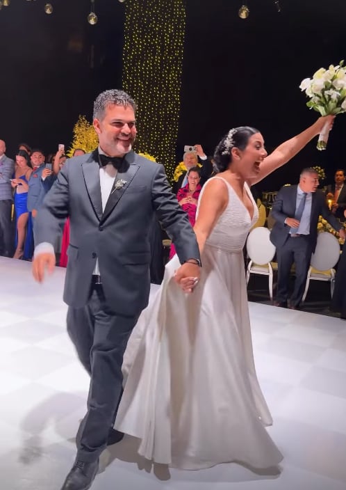 Natalia Salas y Sergio Coloma ingresando al local para celebrar su matrimonio religioso.
