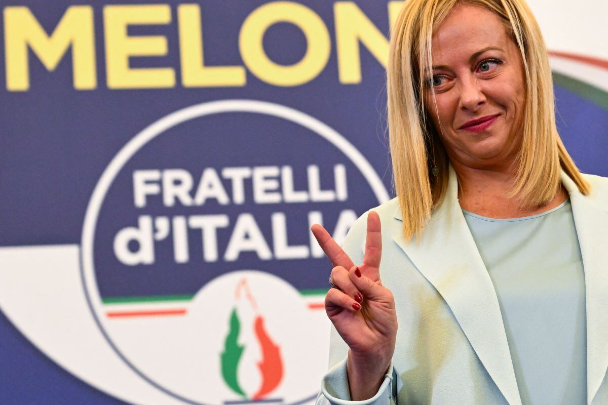 La líder del partido italiano de extrema derecha "Fratelli d'Italia" (Hermanos de Italia), Giorgia Meloni, muestra un signo de victoria después de pronunciar un discurso el 26 de septiembre de 2022. (ANDREAS SOLARO / AFP).