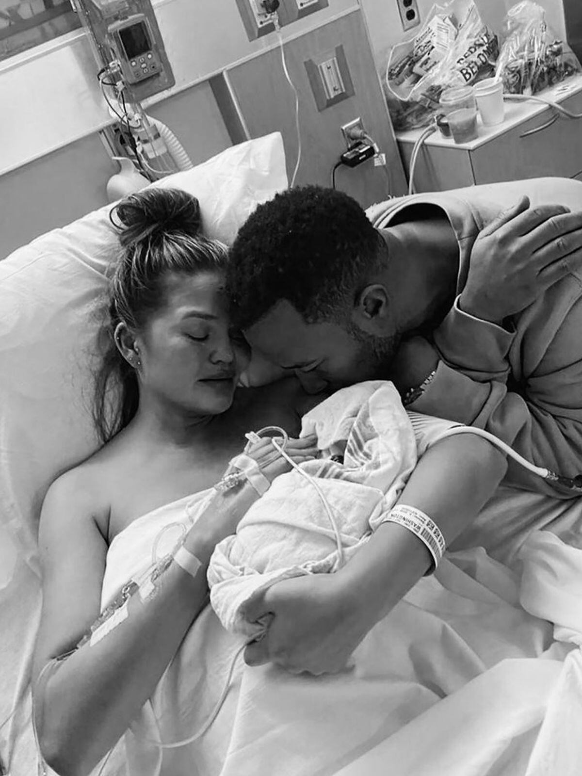 De acuerdo con la confesión de la modelo, el último fin de semana de septiembre fue ingresada al hospital por una hemorragia grave (Foto: Intagram/Chrissy Teigen)