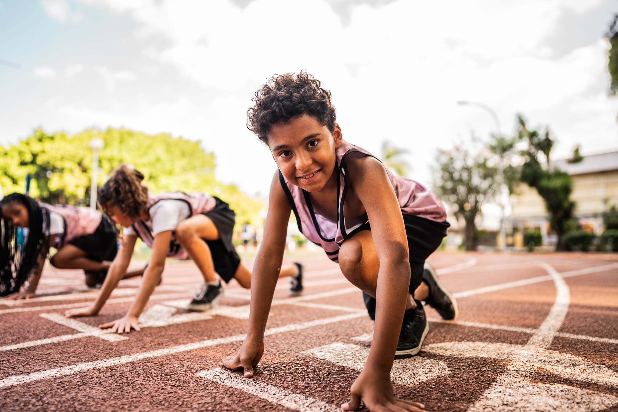El deporte en niños es fundamental para su desarrollo integral, mejorando la salud física y mental. Foto: composición/Istock