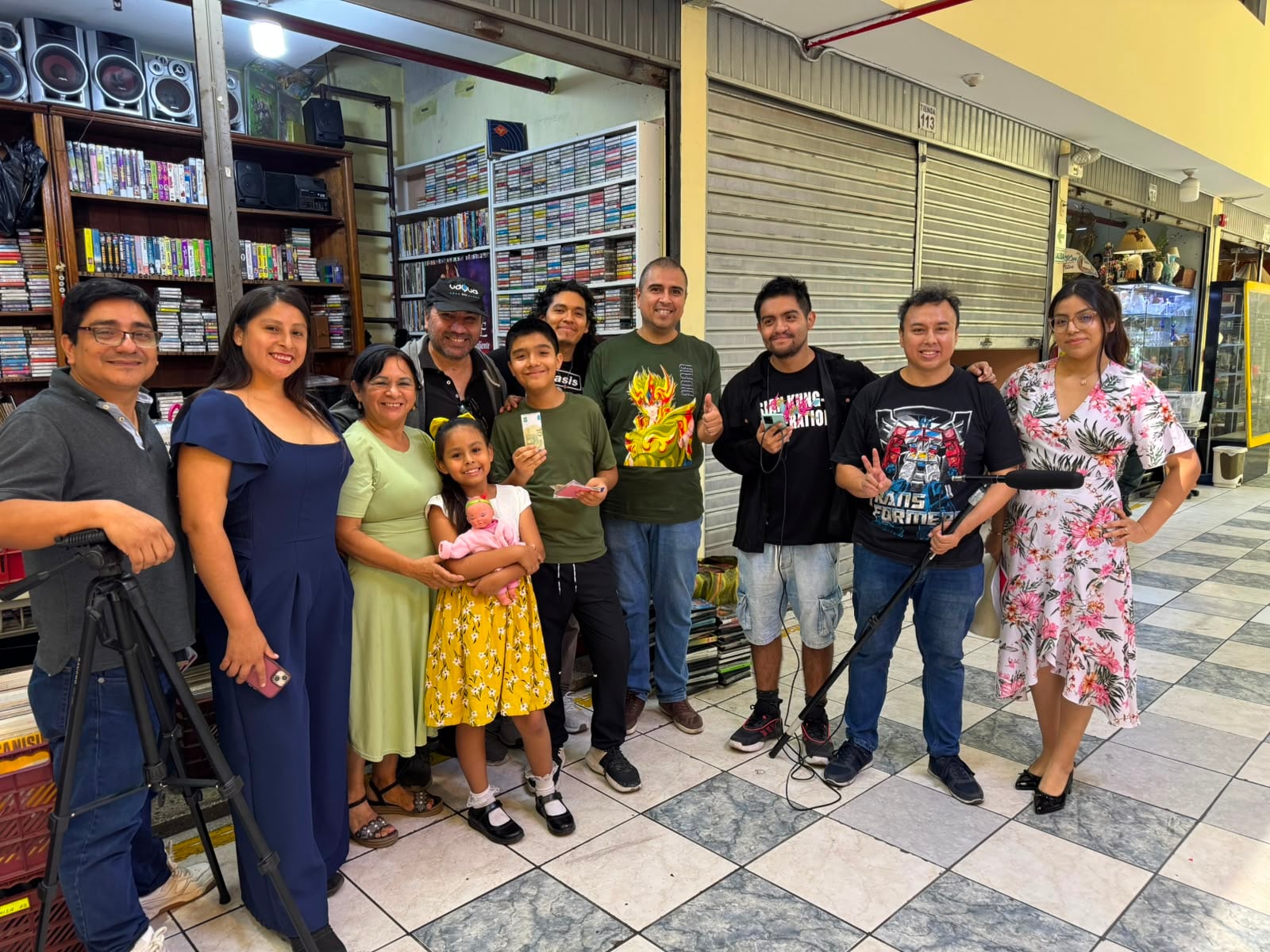 Jorge de Pegaso y el equipo de producción de la película "Vida de Colección".