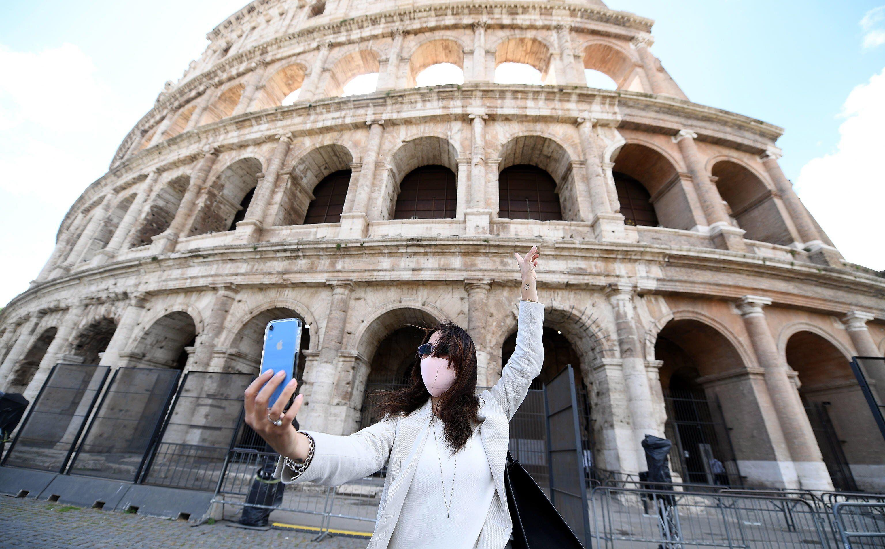 Las tiendas, los restaurantes, las cafeterías y peluquerías de toda Italia pudieron abrir desde el lunes y el país emerge lentamente de un bloqueo total que paralizó su economía. (Foto: EFE / EPA/ETTORE FERRARI).