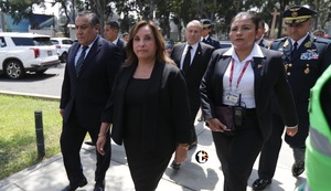 Dina Boluarte firma libro de condolencias por fallecimiento del papa Francisco y anuncia duelo nacional