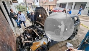 ¡Terror en Collique! Prenden fuego a carro de exfiscal anticorrupción en plena madrugada