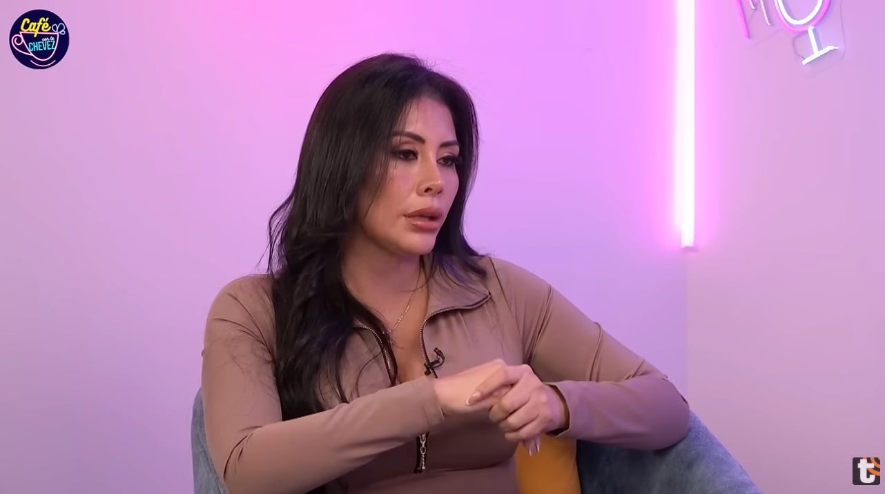 Vanessa Pumarica en el podcast 'Café con la Chevez'.