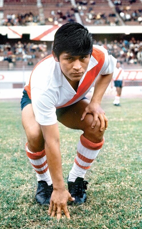 El año 1968 los dirigentes del Deportivo Municipal contrataron al “Cholo” para que integre el equipo que disputaría el campeonato de segunda división, buscando el retornó a la máxima división. En el campeonato Sotil destacó por su juego hábil y pícaro, marcando 14 goles para el equipo de la franja y logrando el ascenso a primera división. (Foto GEC Archivo Histórico)