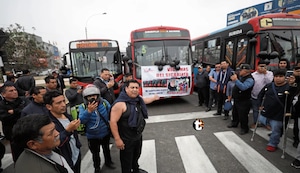 ¡Lima Norte sin buses! Seis empresas paralizan por asesinato de chofer y chocan con la Policía