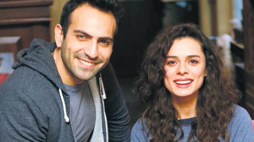 La comedia romántica “Amor a segunda vista”, protagonizada por Özge Özpirinççi y Buğra Gülsoy, llegó a Divinity a inicios de octubre de 2021 (Foto: Süreç Film)