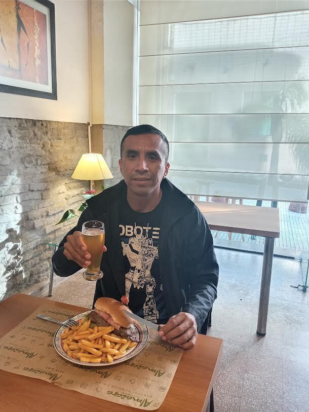 Hincha viajero prueba uno de los platos típicos de Uruguay (Foto: Trome)