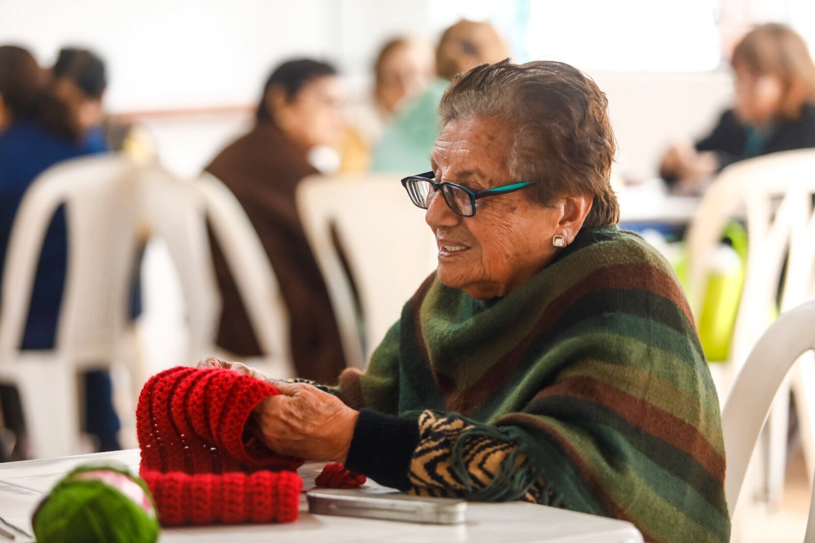 Durante la pandemia del Covid-19, doña Elena tejió 60 chalinas para dárselas a sus seres queridos.