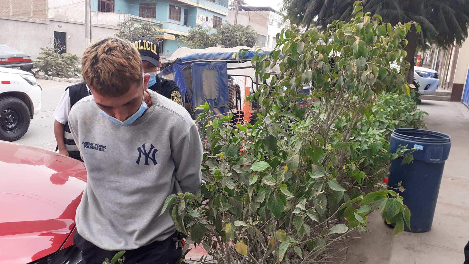 A pesar de sus graves heridas de bala, los policías Miguel Segundo Huaraya y José Gonzales Alarcón, ambos de la comisaría de José Gálvez, atraparon al asaltante venezolano Víctor Alejandro Hernández Vitriago (23). (foto: Mónica Rochabrum)