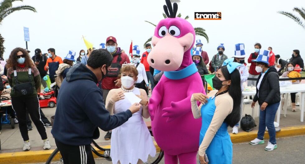 Carrera de 'carros locos' tuvo creativos diseños usando materiales reciclados en San Miguel. (Trome / Isabel Medina)