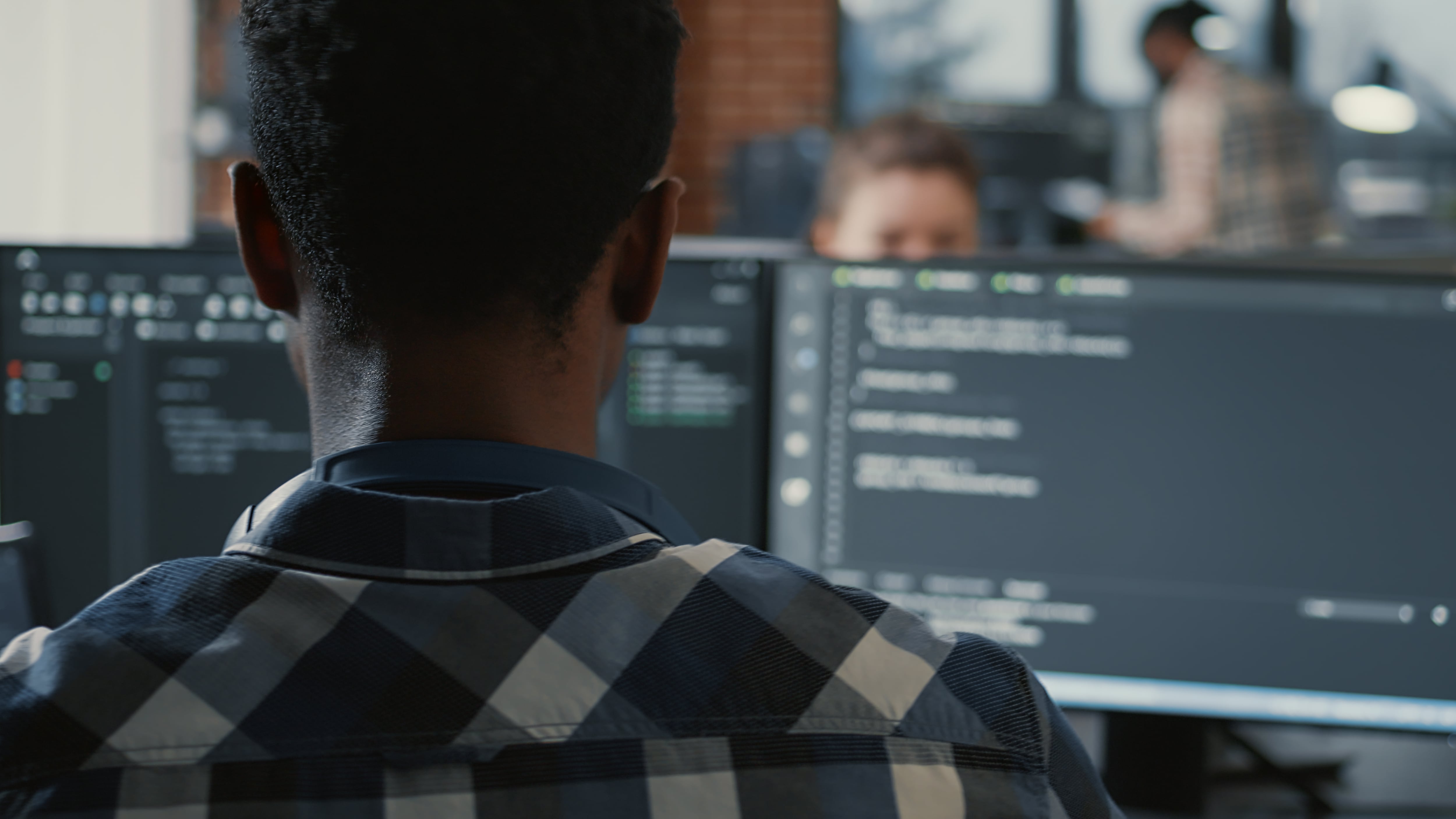 La programación y la ingeniería de softwares son habilidades muy rentables en la actualidad debido a que todas las grandes empresas las necesitan en su día a día (Foto: Freepik)