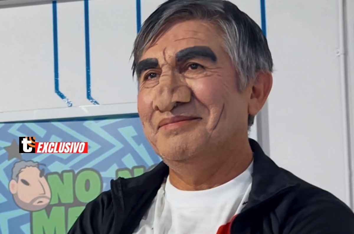 Fernando Armas imita al DT Óscar Ibañez