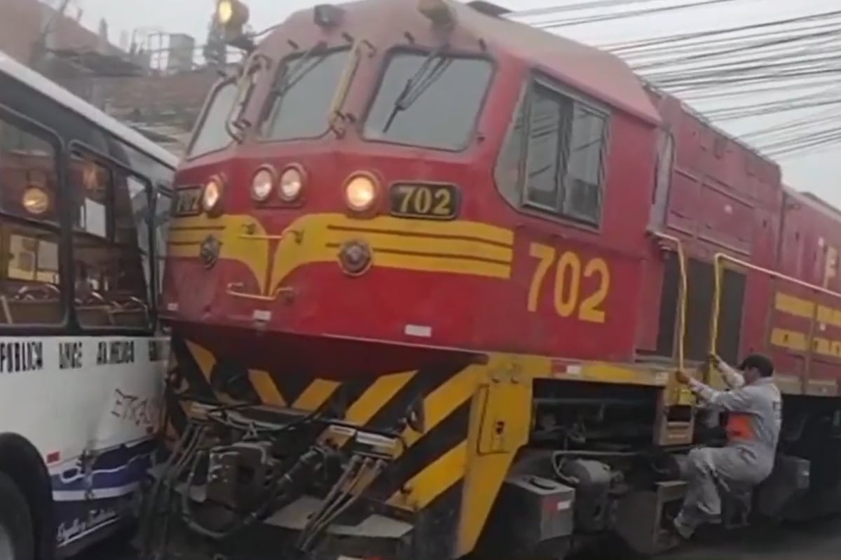 Choque entre tren y bus deja varios heridos y caos vehicular en El Agustino. (Foto: Captura/Canal N)